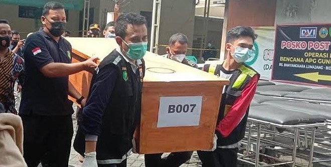 Tim Identifikasi Korban Bencana Kepolisian Jawa Timur menyerahkan lima jenazah korban awan panas guguran Gunung Semeru, Rabu (29/12/2021)/Lingkar.co